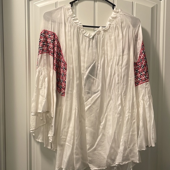 Boho boutique chic - off the shoulder or on! NWT - Picture 2 of 4